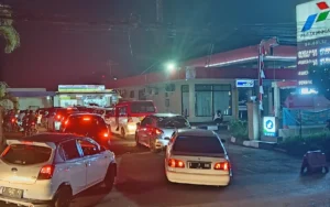 Harga BBM Naik? SPBU Cikini Diserbu Imbas Konflik AS-Iran