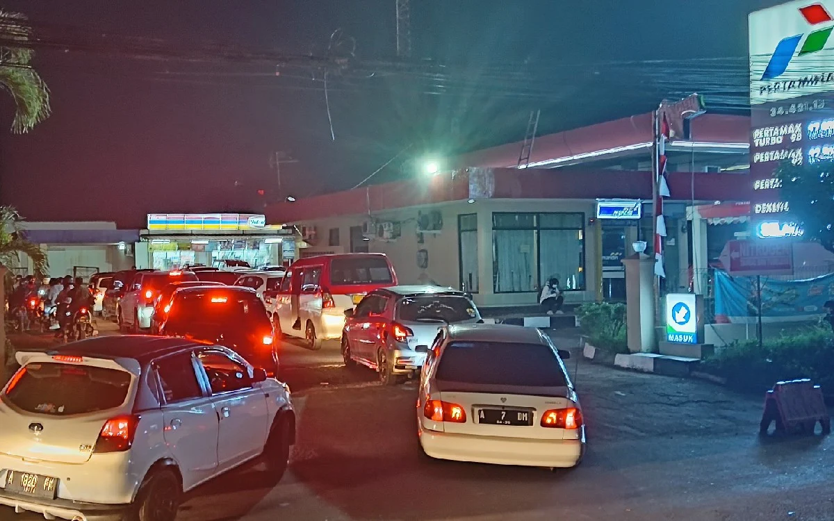 Harga BBM Naik? SPBU Cikini Diserbu Imbas Konflik AS-Iran