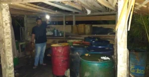 Gudang BBM Ilegal Digerebek - Polisi Sita Ratusan Ribu Liter!