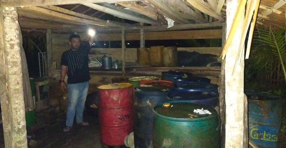 Gudang BBM Ilegal Digerebek - Polisi Sita Ratusan Ribu Liter!