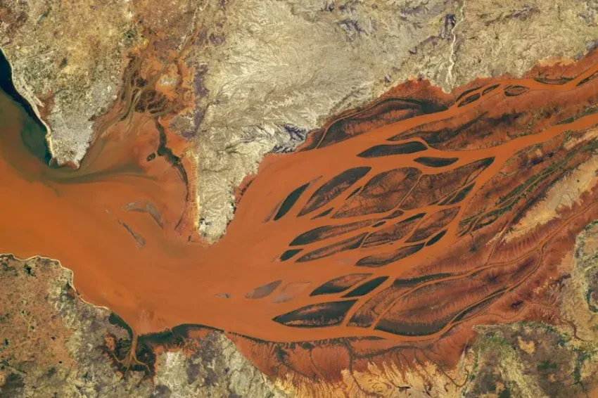 iPhone 17 Pro Max Abadikan Bumi dari Luar Angkasa Artemis II