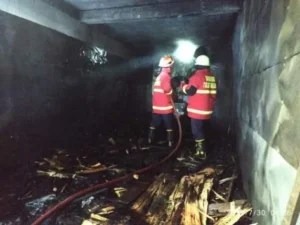 Mobil Sampah Terbakar: Diduga Akibat Sampah di Mesin