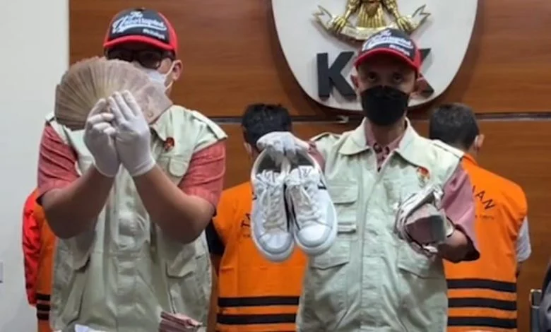 Pemerasan Bupati Tulungagung: Bukti Sepatu LV dan Uang Terungkap!