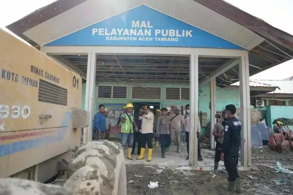 Praja IPDN Berjibaku Membersihkan Situs Sejarah Aceh Tamiang