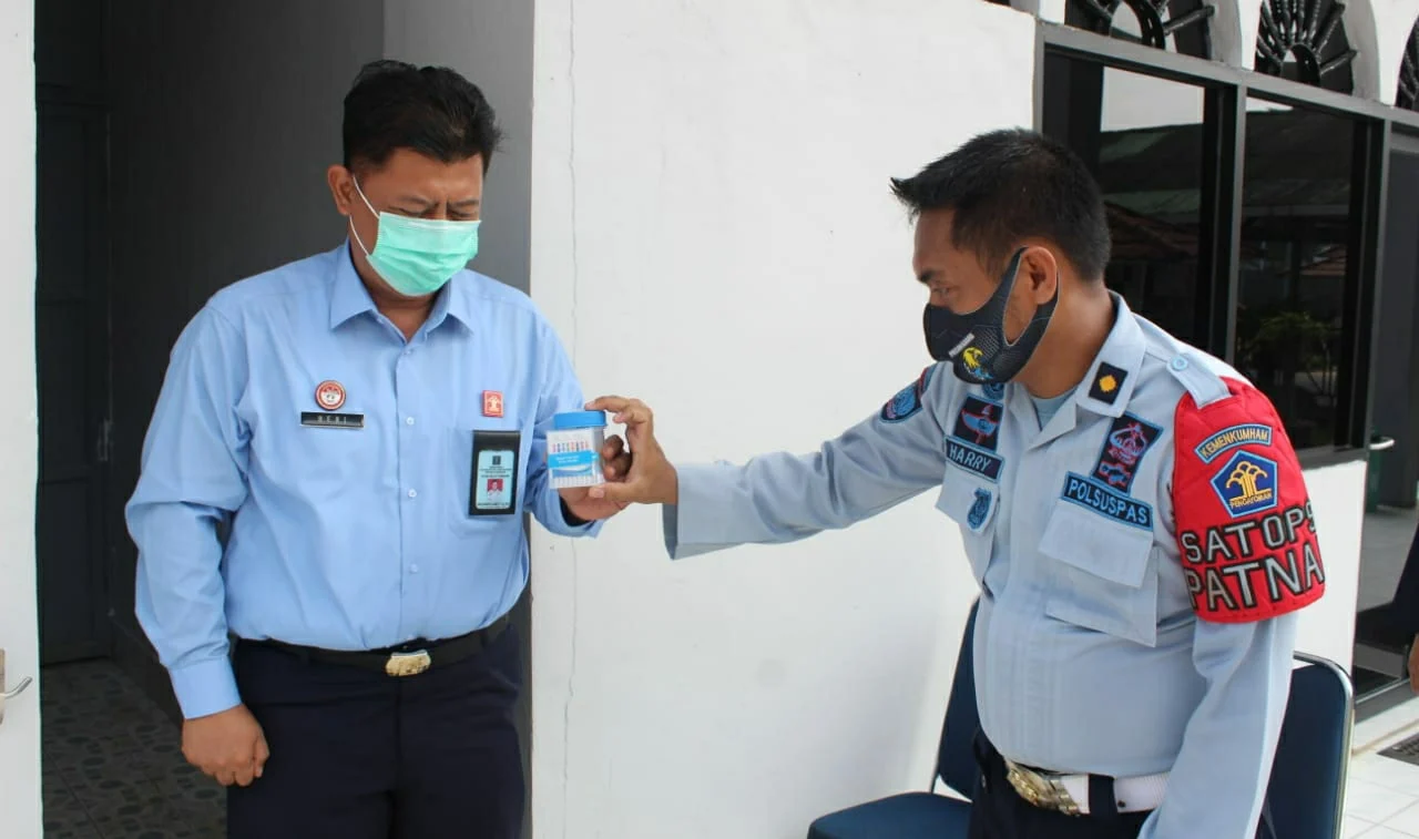 Razia Lapas Indramayu: Petugas Periksa Napi dan Tes Urine