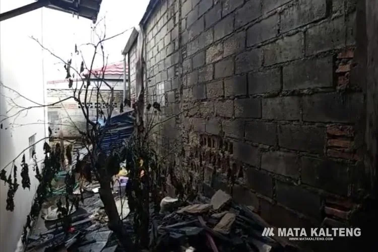Rumah Kebakaran Sampit Ludes, Pemilik Tak di Tempat!